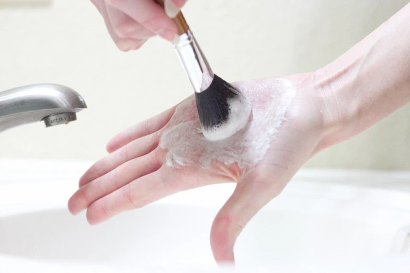 Nên vệ sinh cọ trang điểm bằng gì 3