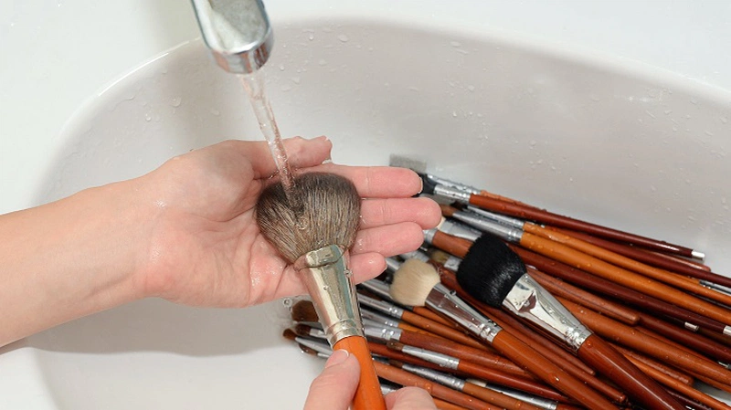 Có cần vệ sinh cọ trang điểm mới mua hay không 2