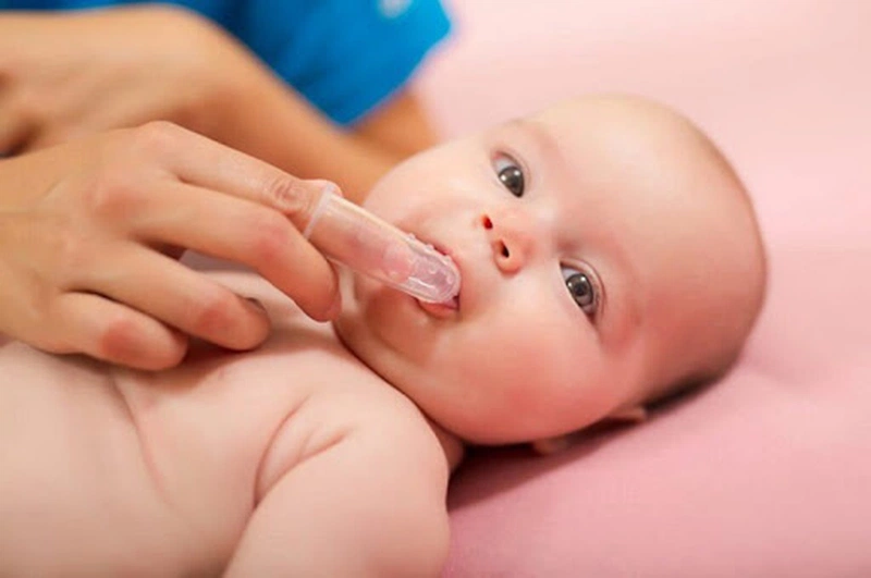 Chăm sóc miệng cho trẻ sơ sinh hàng ngày