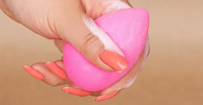 Hướng dẫn cách vệ sinh mút tán kem nền đơn giản tại nhà 2