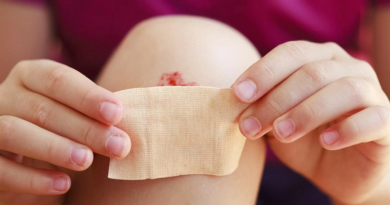 Cầm máu bằng cách ép chặt băng gạt