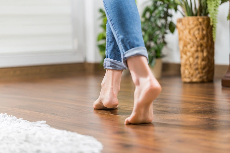 Vì sao bạn không nên đi chân trần khi ở nhà? 1