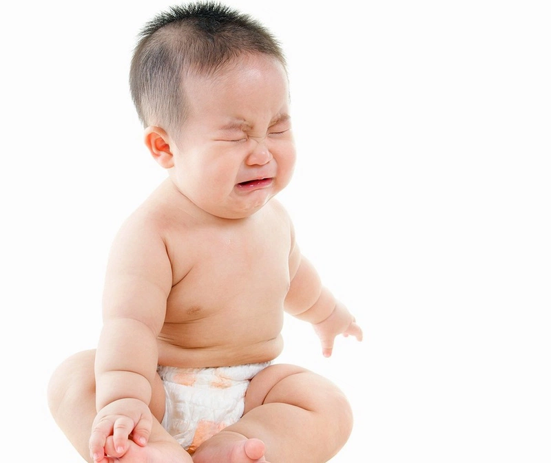 Bé uống kháng sinh nhiều bị nóng và đi ngoài?