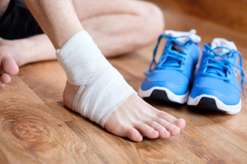 Vì sao bị bong gân bàn chân và khi nào thì cần đến bệnh viện? 1