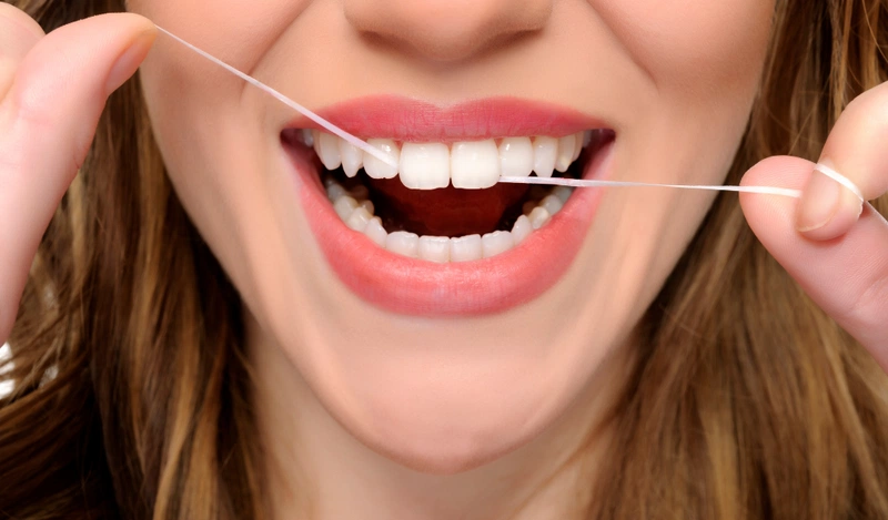 Dùng chỉ nha khoa thay thế tăm xỉa răng