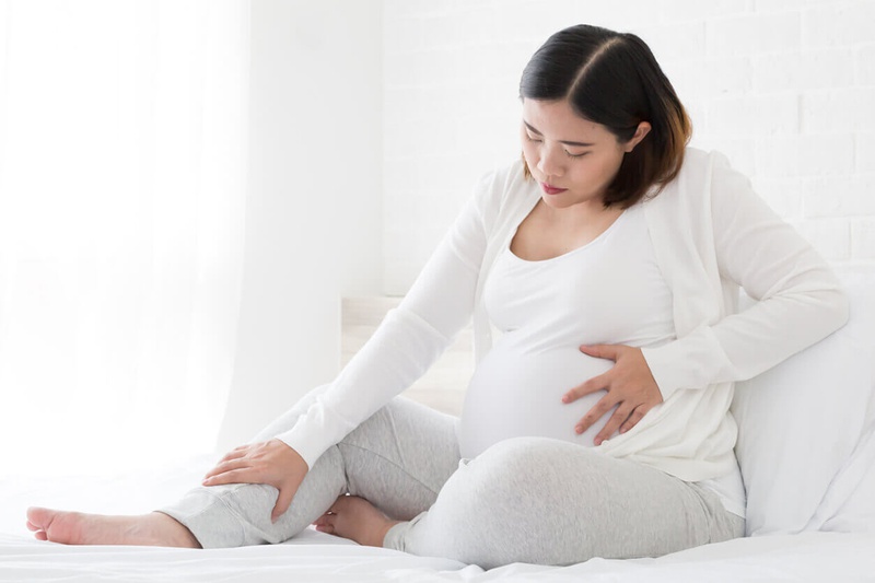 Vì sao mẹ bầu thường bị đau khớp háng sau sinh 2