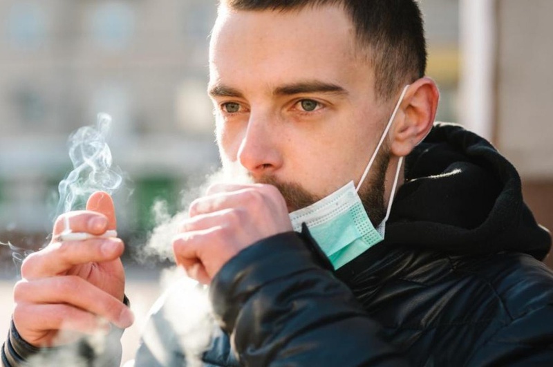 Người hút thuốc lá nếu mắc Covid 19 thì tình trạng bệnh sẽ dễ trở nặng hơn.