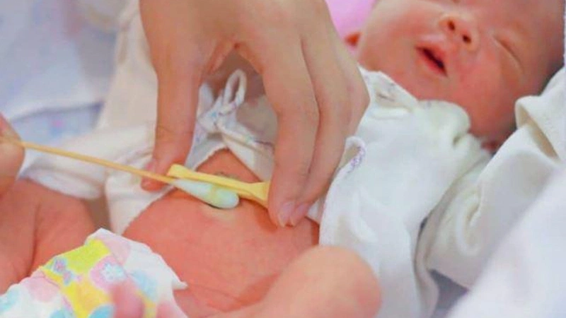Bố mẹ phải luôn theo dõi vùng rốn trẻ thường xuyên để kịp thời phát hiện các dấu hiệu bất thường