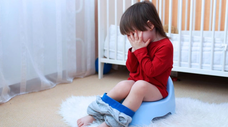 Vì sao trẻ đi tiểu có cặn đục màu trắng?2