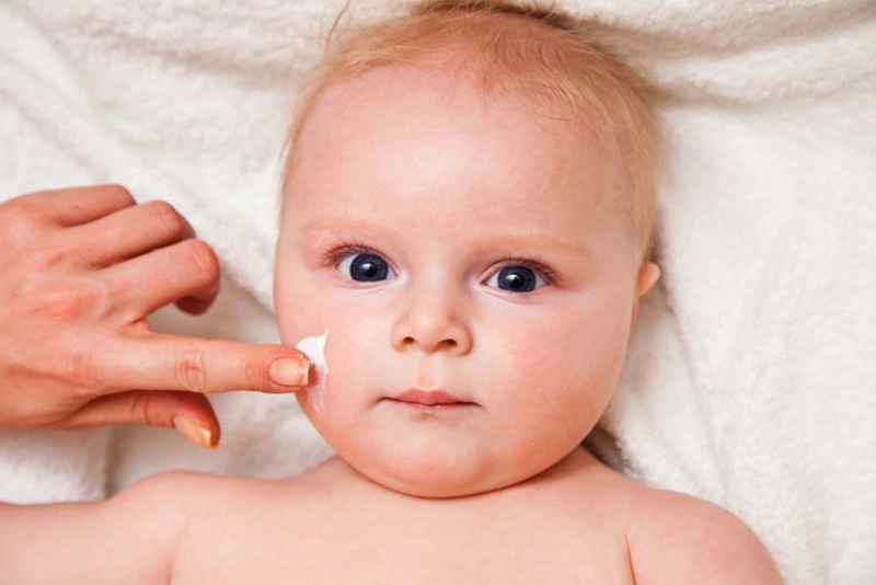 Vì sao trẻ mọc răng bị sưng má và cách chăm sóc hiệu quả
