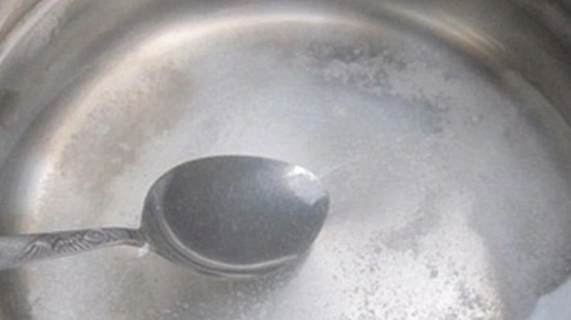 Sử dụng nước muối hạt trộn loãng rất có thể thực hiện hạn chế ngứa hiệu quả