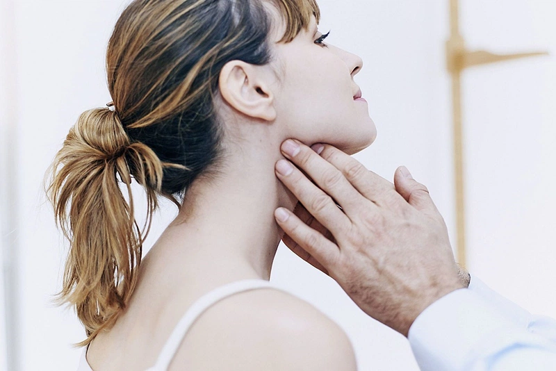 Cần làm gì khi gặp tình trạng viêm họng sưng hạch ở cổ 3