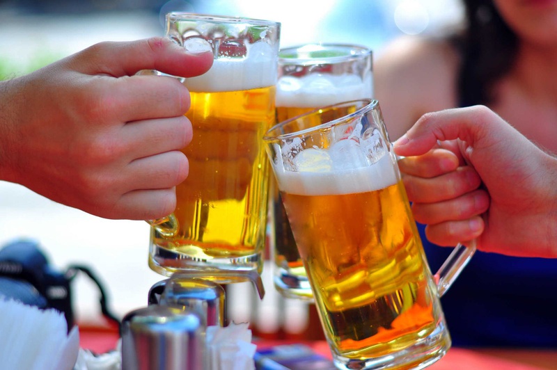 Đồ uống có cồn và các chất kích thích như rượu bia có thể làm giảm khả năng thích ứng của mắt