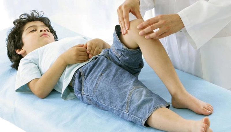 Dù trẻ bị viêm khớp dạng thấp ở dạng nào thì cha mẹ cũng không nên chủ quan