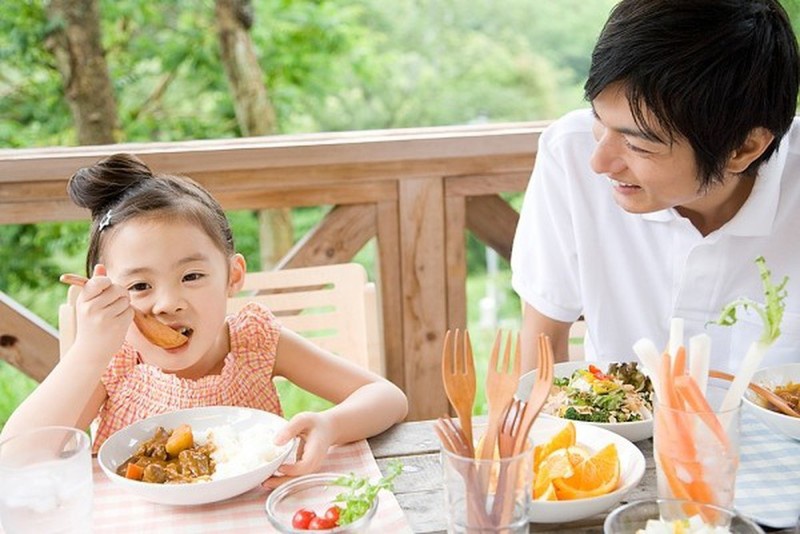 giữ khẩu phần ăn cho trẻ đầy đủ chất dinh đưỡng dể phòng ngừa viêm khớp dạng thấp
