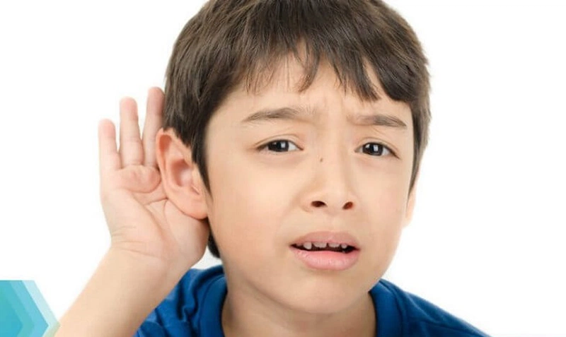 Nghe kém, chậm phát triển là một trong những biểu hiện thường gặp của bệnh viêm tai giữa ứ dịch ở trẻ em