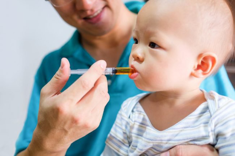 Sử dụng thuốc để điều trị viêm tai giữa ứ dịch ở trẻ sơ sinh