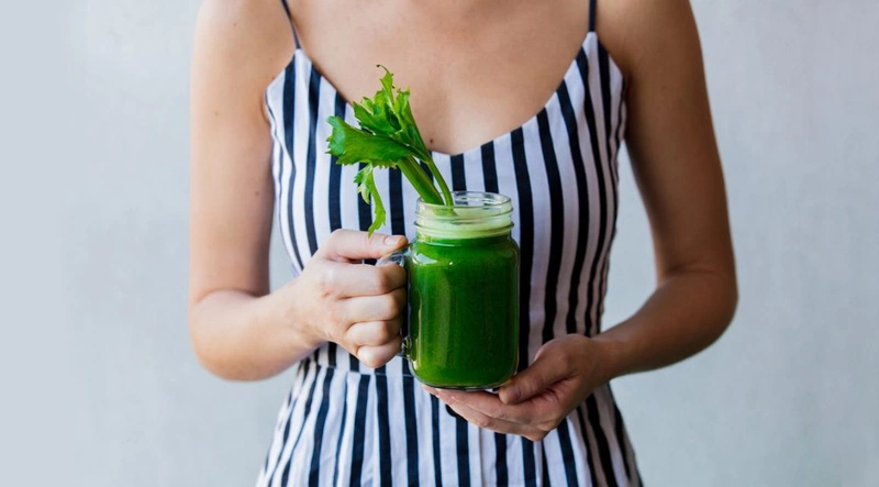 xăm môi có được uống nước cần tây không 1