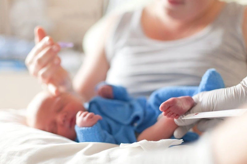 Xét nghiệm lấy máu gót chân sàng lọc sơ sinh 2
