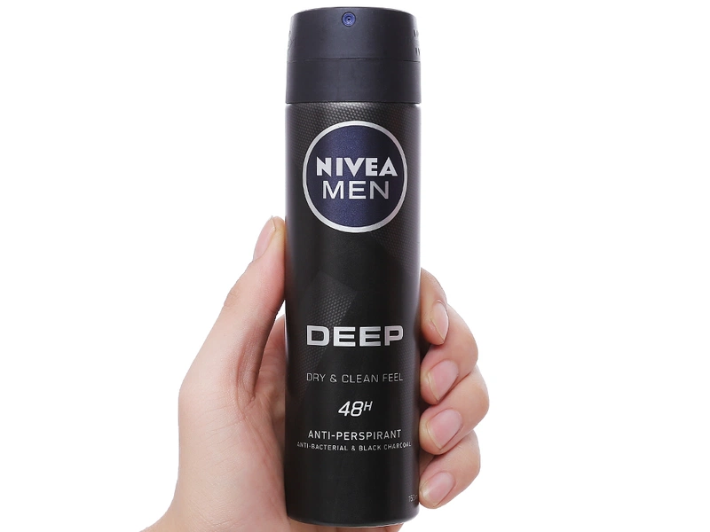 Xịt khử mùi nam Nivea than hoạt tính có mùi hương nam tính độc đáo với mùi hương gỗ quyến rũ