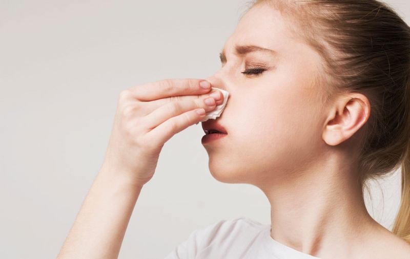 Tham khảo ý kiến của bác sĩ nếu xảy ra hiện tượng kích ứng mũi, chảy máu hoặc nghẹt mũi khi dùng bình xịt mũi Viraleze
