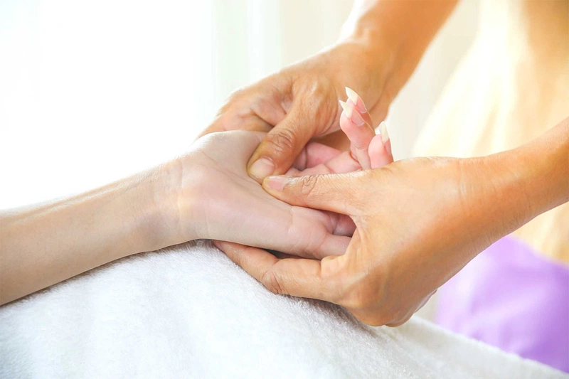 Cách massage bàn tay để giảm đau nhức và thon gọn 1