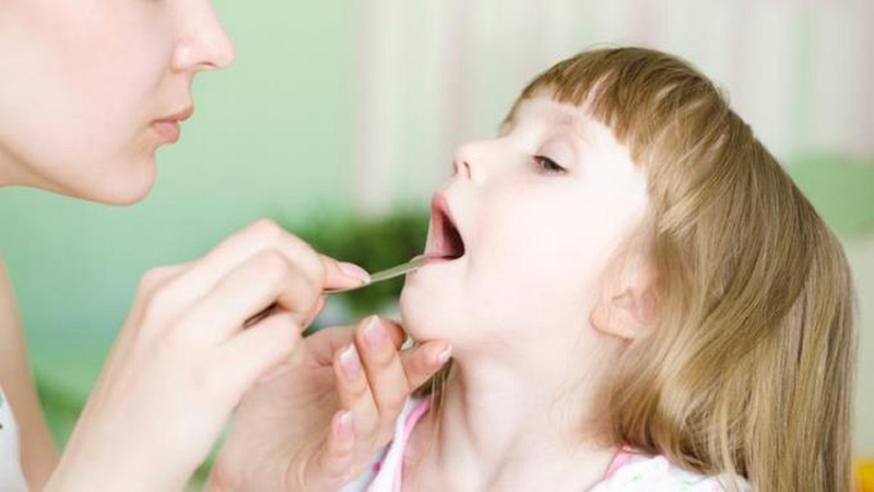 Mách mẹ làm thế nào để xử lý khi trẻ bị viêm họng 1
