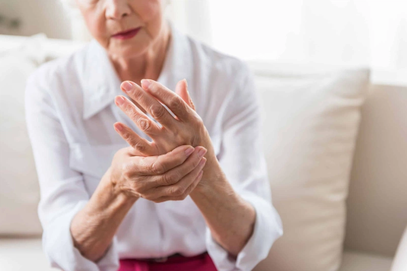 Những ảnh hưởng của bệnh viêm khớp dạng thấp với sức khỏe và cách điều trị 2