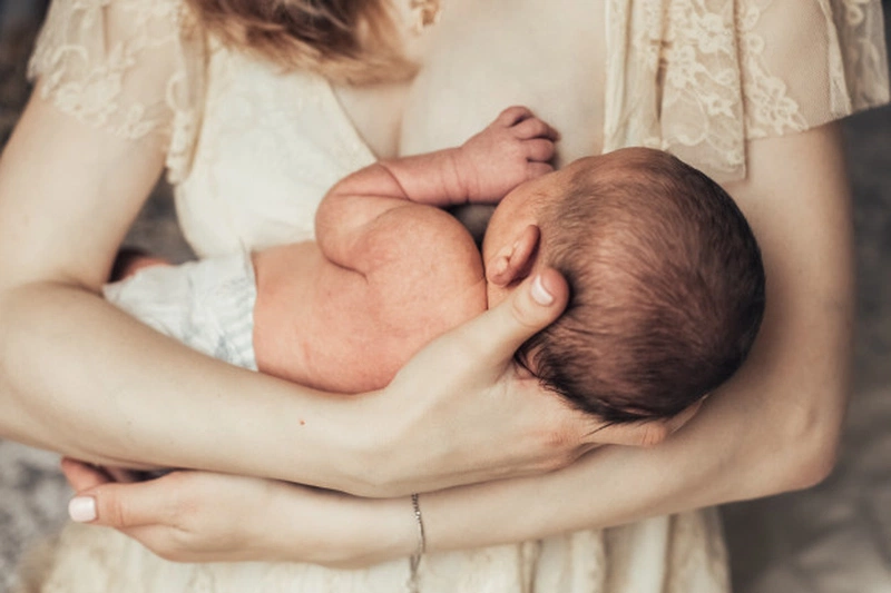 Các triệu chứng tắc tia sữa sau sinh ở mẹ