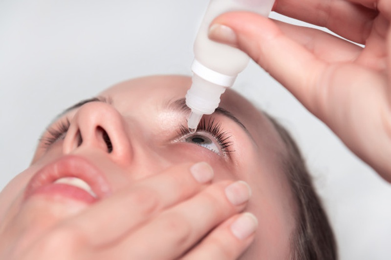 Sử dụng thuốc nhỏ mắt trước khi đi ngủ để giúp giảm khô mắt