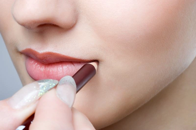 Những mẹo đánh son thần thánh hô biến đôi môi dày thành mỏng 1