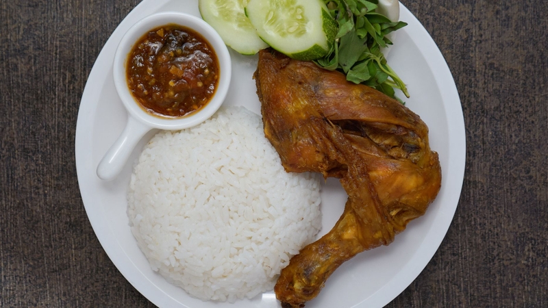 Sau khi tiếp xúc hoặc ăn phải gà nghi mắc tụ huyết trùng, cần theo dõi các dấu hiệu như sốt, đau bụng, tiêu chảy hoặc viêm da để xử lý kịp thời