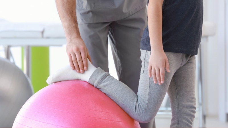 Vật lý trị liệu có thể giúp cải thiện sức mạnh cơ và chức năng khớp gối