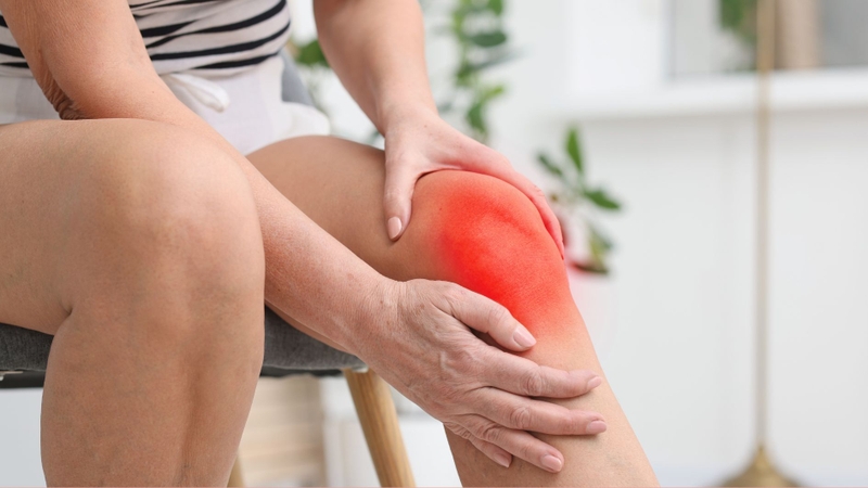 Thoái hóa khớp gối có thể gây đau và hạn chế động tác gập duỗi