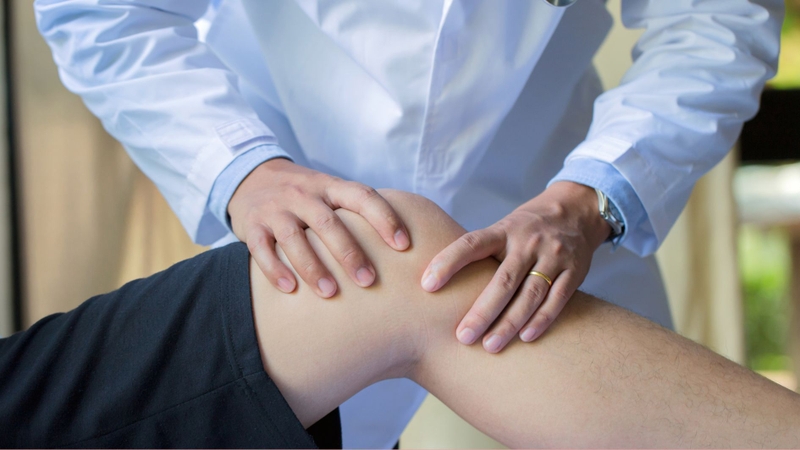 Đau và cứng khớp kéo dài là lý do người bệnh nên đi khám