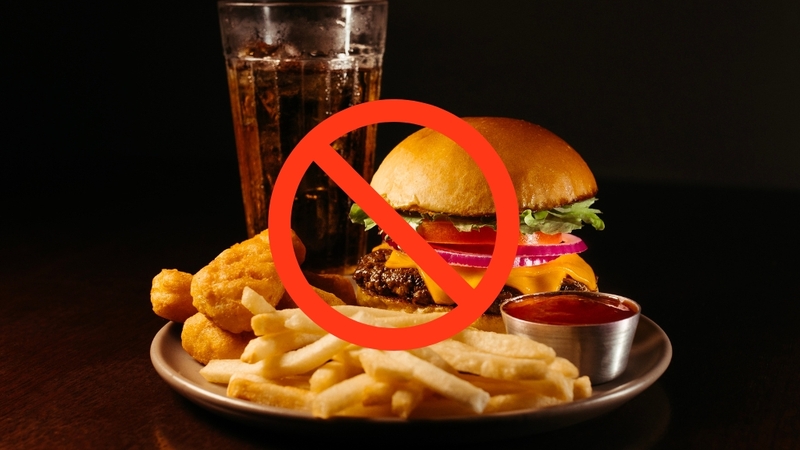 Người bị gan nhiễm mỡ cần hạn chế rượu bia, đồ nhiều dầu mỡ và thức ăn nhanh