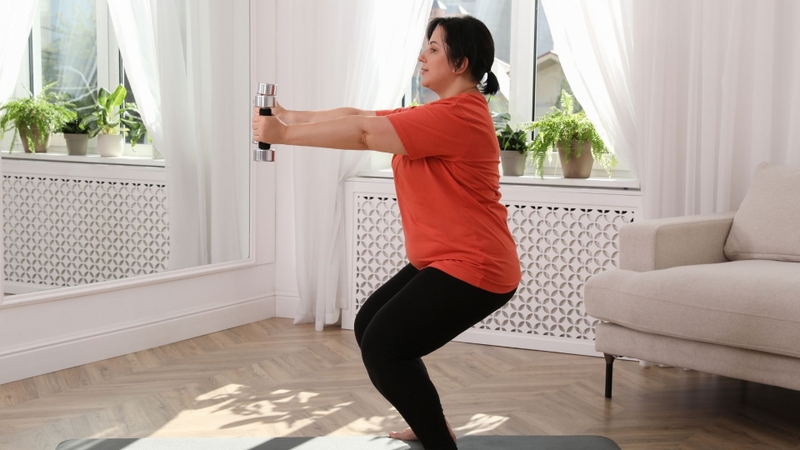 Các bài tập với tạ, dây kháng lực hoặc trọng lượng cơ thể giúp duy trì và phát triển khối cơ