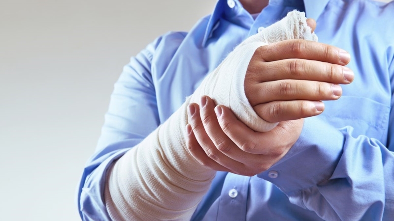 Gãy đầu xa xương cánh tay có triệu chứng gì? Làm thế nào để khắc phục? 3