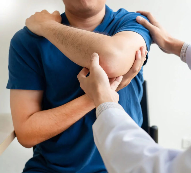 Gãy mỏm khuỷu đơn độc có triệu chứng gì? Cách điều trị ra sao? 3