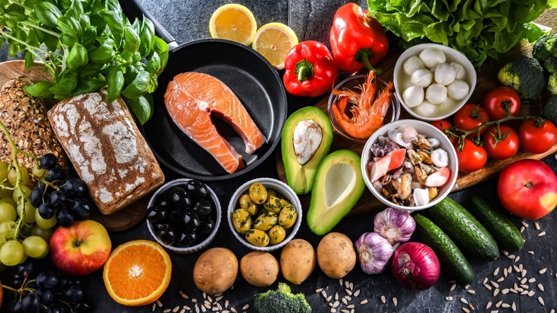 Xây dựng chế độ dinh dưỡng khoa học với thực phẩm giàu protein, canxi giúp mau hồi phục sau gãy xương
