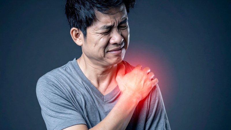 Cơn đau do gãy xương thường xuất hiện ngay sau chấn thương, tăng rõ khi cử động tay hoặc thay đổi tư thế