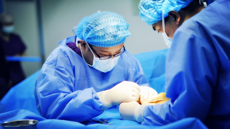 Phẫu thuật thường được chỉ định trong các trường hợp gãy xương bả vai phức tạp