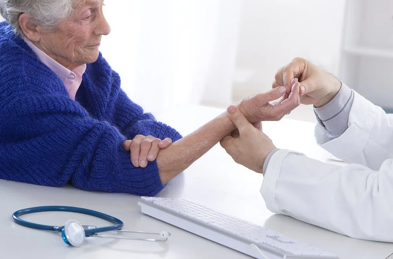 Gãy xương cẳng tay ở người cao tuổi: Dấu hiệu và 2 nguyên tắc điều trị 2