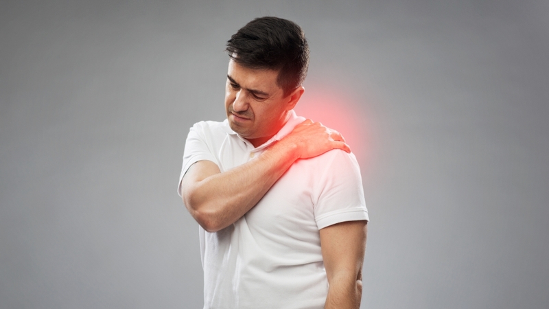 Đau vùng xương đòn là dấu hiệu xuất hiện sớm và phổ biến nhất