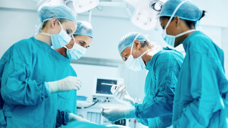 Phẫu thuật thường được chỉ định trong các trường hợp gãy xương đòn di lệch nhiều, gãy vụn, gãy hở,...