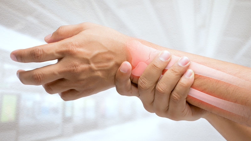 Gãy xương thuyền cổ tay do đâu? Triệu chứng và biến chứng của bệnh 2