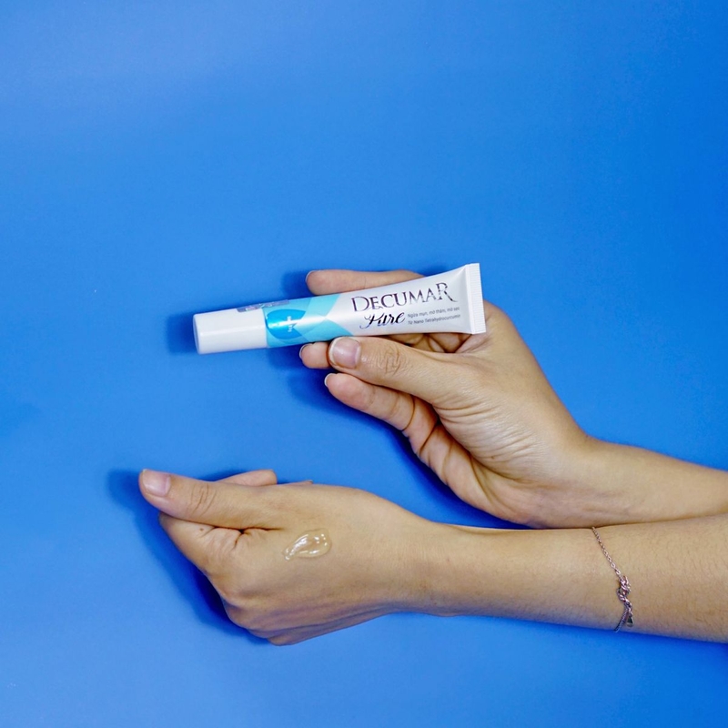 Thành phần vitamin E trong Decumar Pure giúp dưỡng ẩm, làm sáng và chống oxy hóa trên da