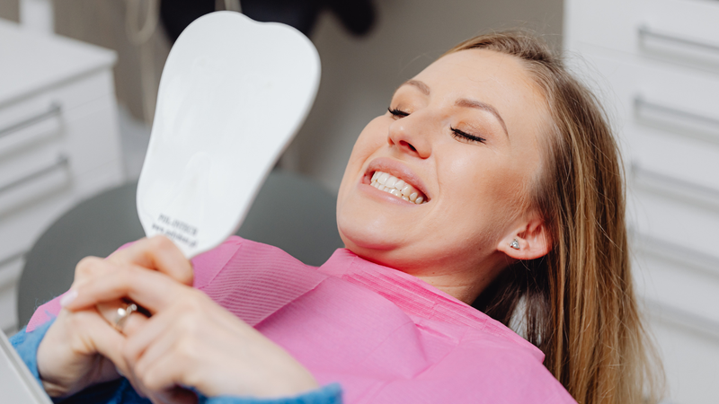 Trao đổi kỹ với bác sĩ trước khi ghép xương răng