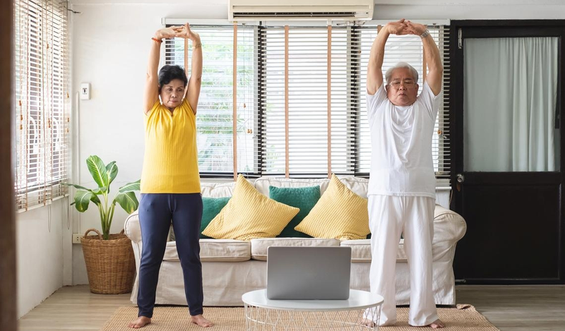 Cùng người thân vận động nhẹ tại nhà