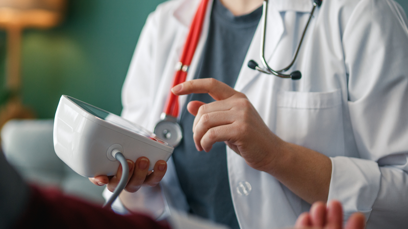 Người dùng có thể tham khảo ý kiến của nhân viên y tế để lựa chọn loại máy đo huyết áp phù hợp